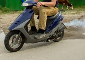 В курганском округе десятилетний мальчик пострадал, перевернувшись на мопеде