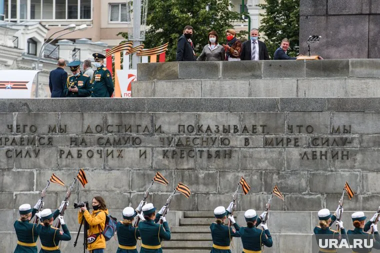 Последние годы организатором эфира с парада было региональное подразделение ВГТРК