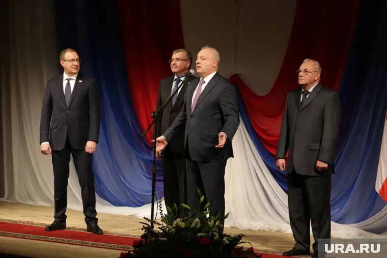 Бывшие мэры Перми Игорь Шубин (в центре справа) и Игорь Сапко (в центре слева) собираются участвовать в выборах в Госдуму по одному избирательному округу