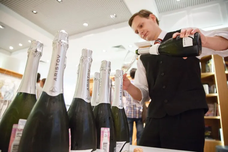 Открытие выставки картин Евгении Акуловой «Smooth graffiti». Екатеринбург, официант, шампанское