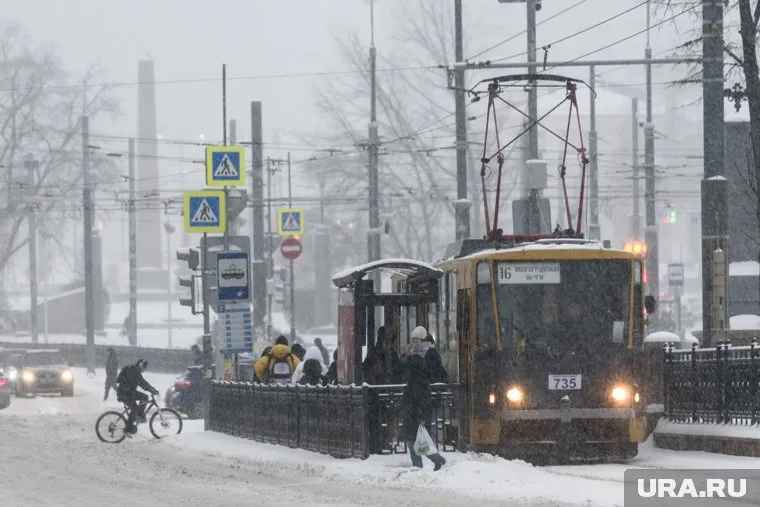 Коммунальные службы не успевают очищать дороги из-за обильного снегопада