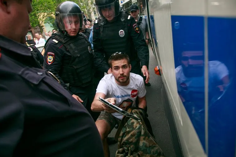 Несанкционированный митинг на Тверской улице. Москва, протестующие, автозаки, задержания, полиция, несанкционированный митинг