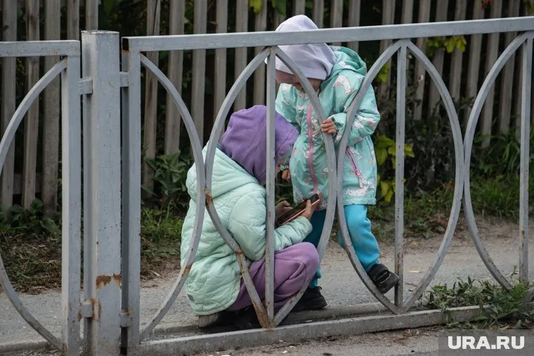 Ученики школы №22 переодеваются на морозе (архивное фото)