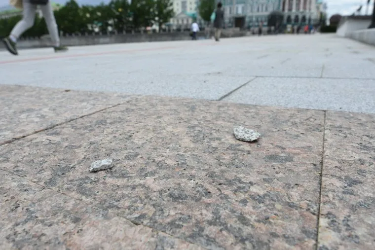 Сколы на новой плитке на Плотинке. Екатеринбург