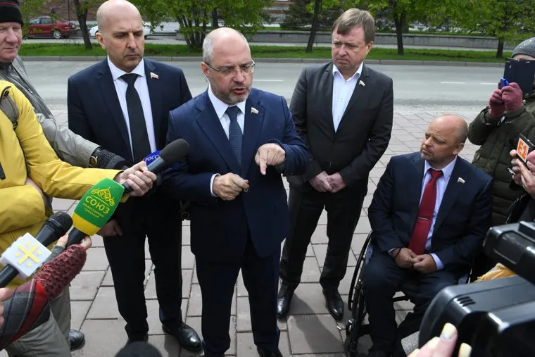 Депутаты Госдумы в сквере возле Театра Драмы.Екатеринбург