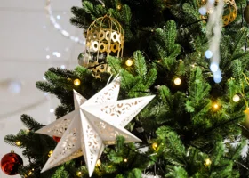 Хайп на бумаге: тюменские зумеры бросились делать новогодние игрушки