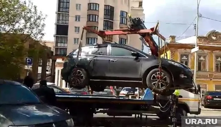 Самоотверженный пешеход заставил силовиков очистить тротуар от машин