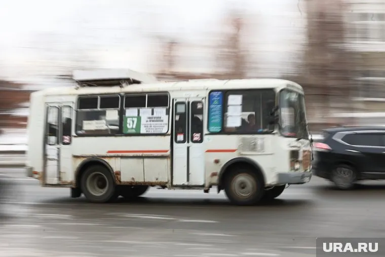 Курганцы вынуждены часами ждать автобусы на остановках