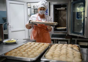 Студенты ЯНАО увидели, как готовят кулинарную продукцию в гипермаркете «Лента»