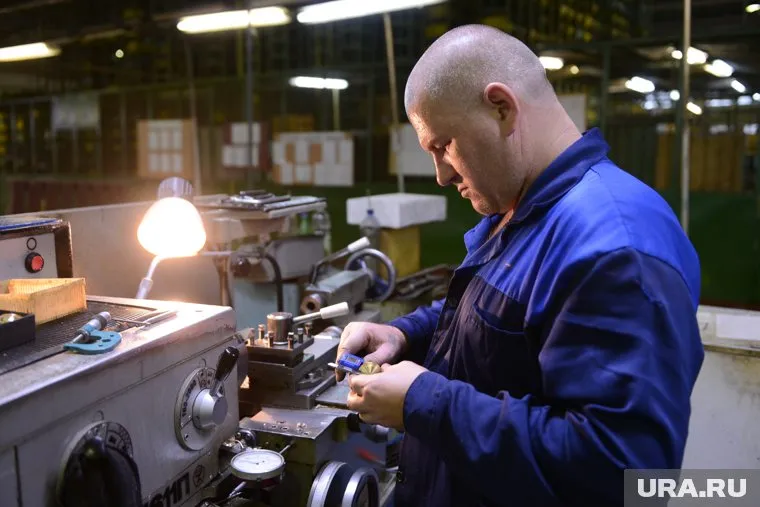 Работу с зарплатой в 300 тысяч предлагают токарю-револьверщику