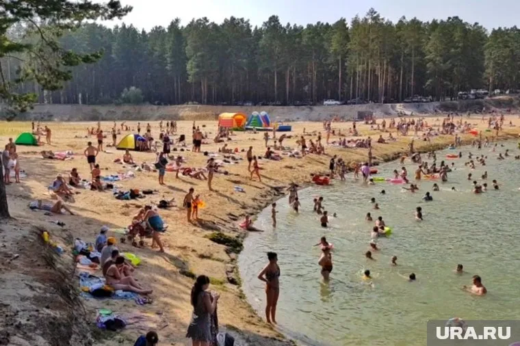 На Голубых озерах даже в будний день можно увидеть много курганцев