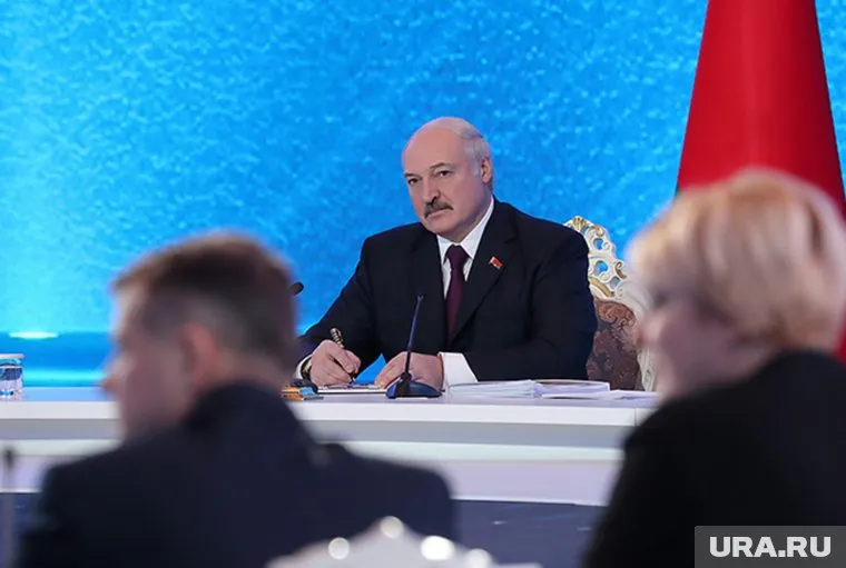Президент Белоруссии посоветовал журналистам ехать в поле