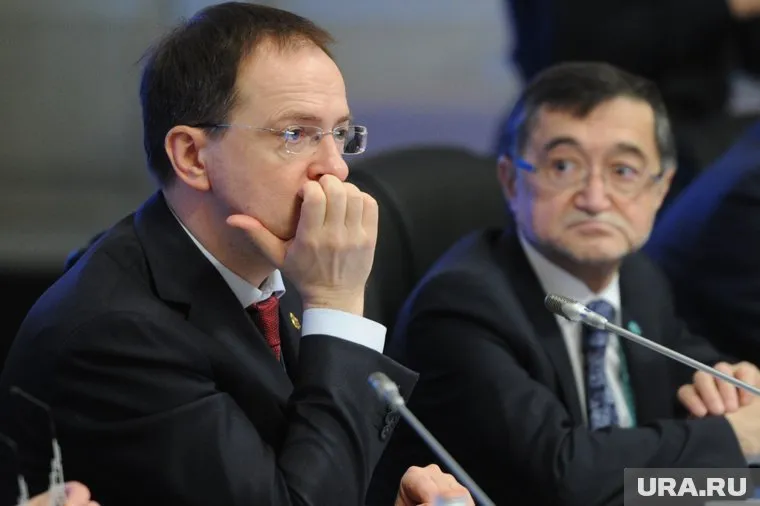 За диссертацию главы минкульта РФ Мединского (справа) заступились историки