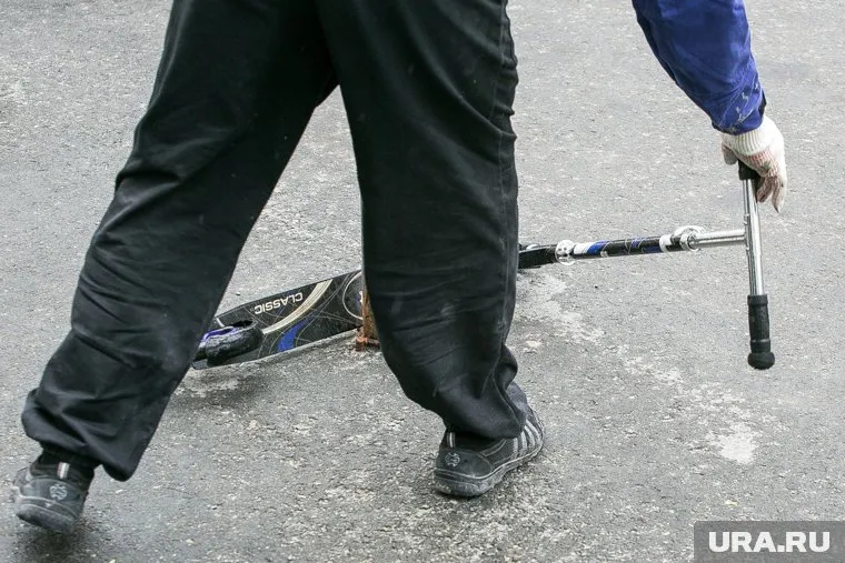 Ребенок на самокате скатился под автомобиль (архивное фото)