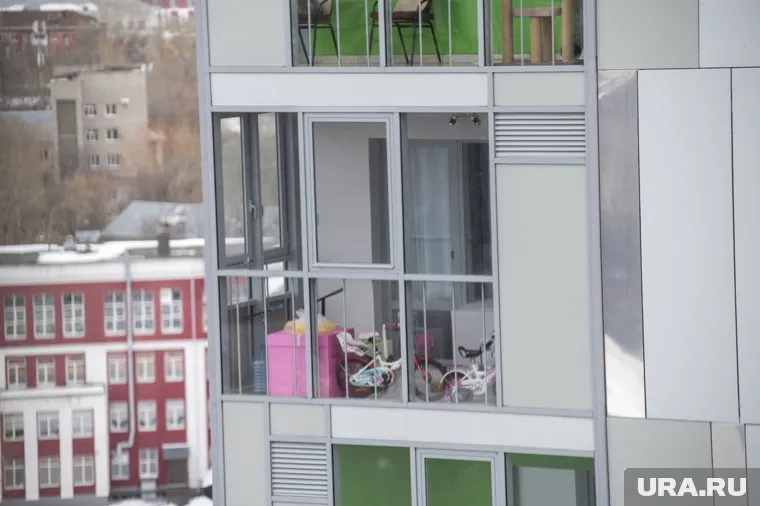 Девочка несколько минут ждала у подъезда, чтобы попасть в высотку