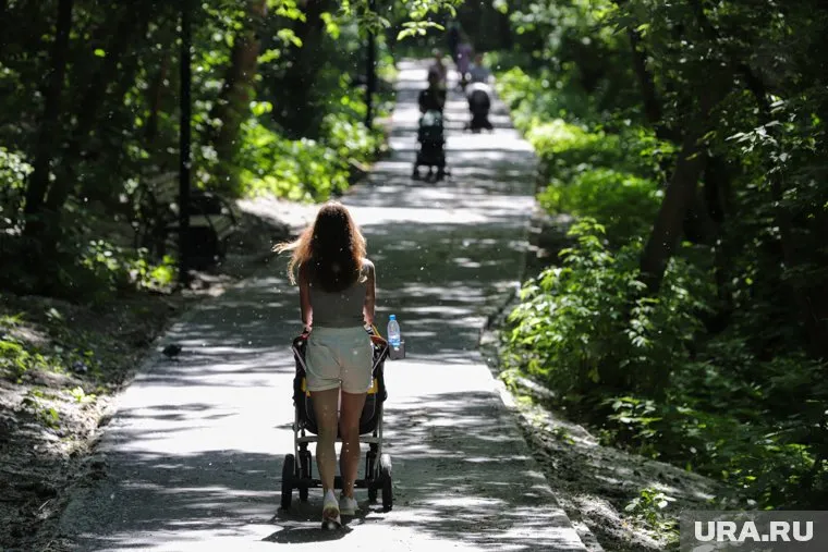 Мать считает, что юная дочь не занимается воспитанием и развитием ребенка