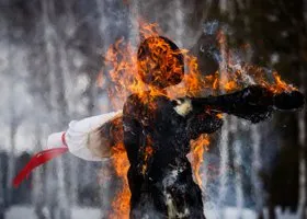Житель Сибири сорвался со столба во время празднования Масленицы