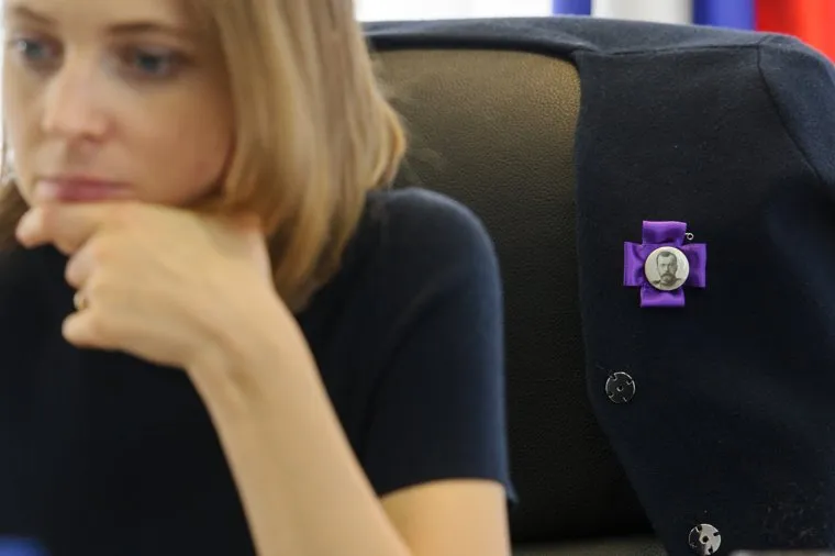 Приём населения Натальей Поклонской. Екатеринбург, значок, николай II, поклонская наталья