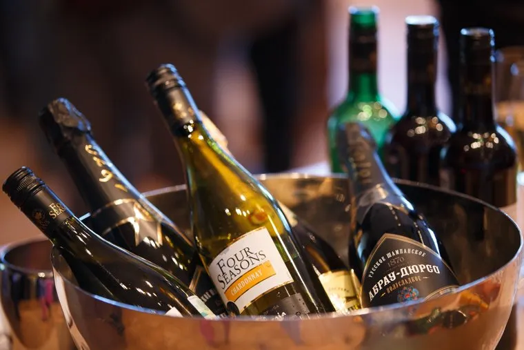 День независимости США в Хаятте. Екатеринбург, вино, напитки, банкет, дегустация, шампанское, бутылки, абрау-дюрсо, алкоголь