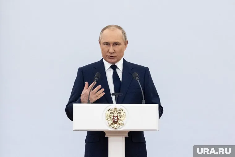 Президент РФ Владимир Путин поздравил свердловчан с Днем России