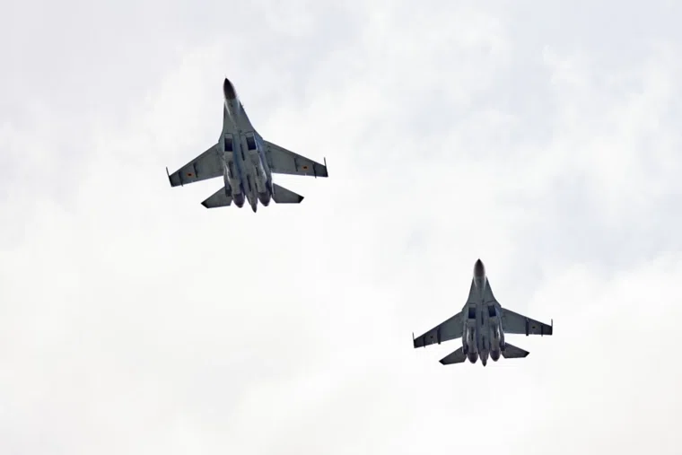 В самолете было два человека