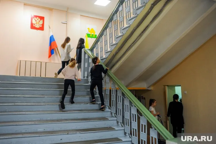 Гимназисты не вмещаются в школу из-за будущих первоклассников