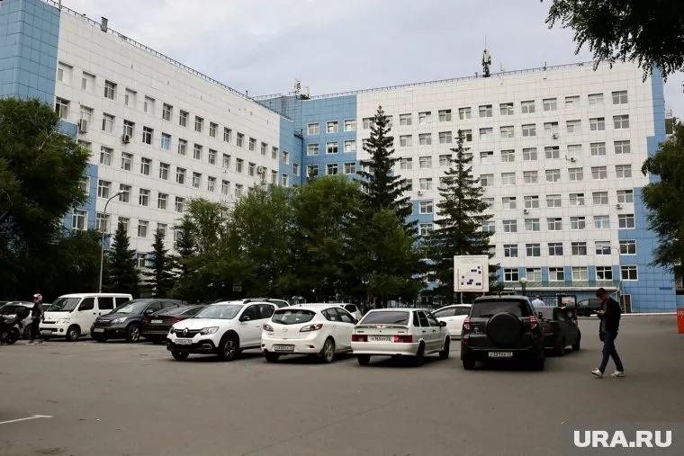 Мужчина находился в палате один и сумел разблокировать систему защиты окна