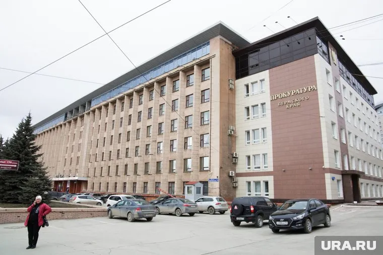 Девушка решила выбить окна здания (фото из архива)