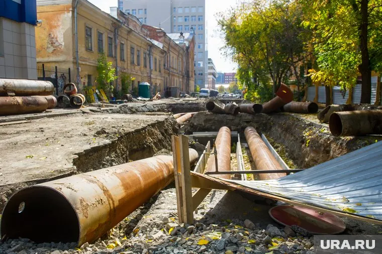 На месте аварии работает 15 человек и 5 единиц техники