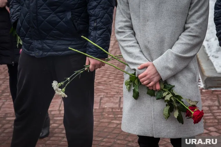 Девушка хотела положить на место трагедии цветы