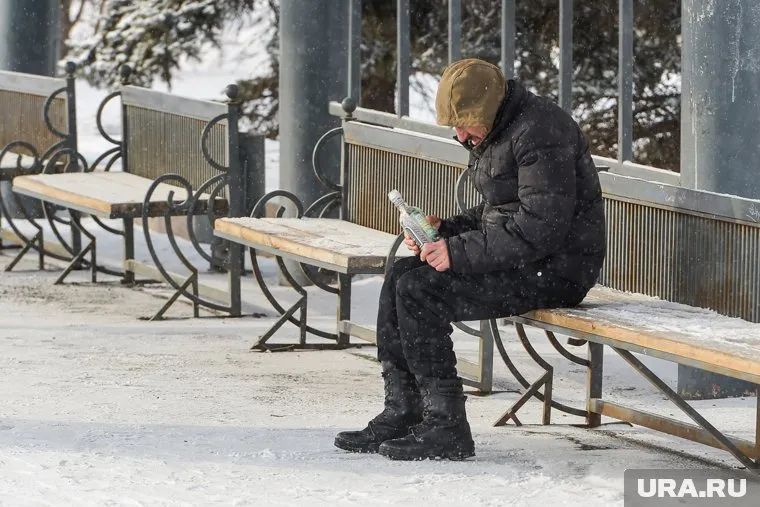 Бомжи выпрашивают деньги у прохожих и детей