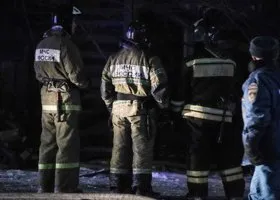 Shot: пожар охватил дом в Москве, горят верхние этажи и крыша