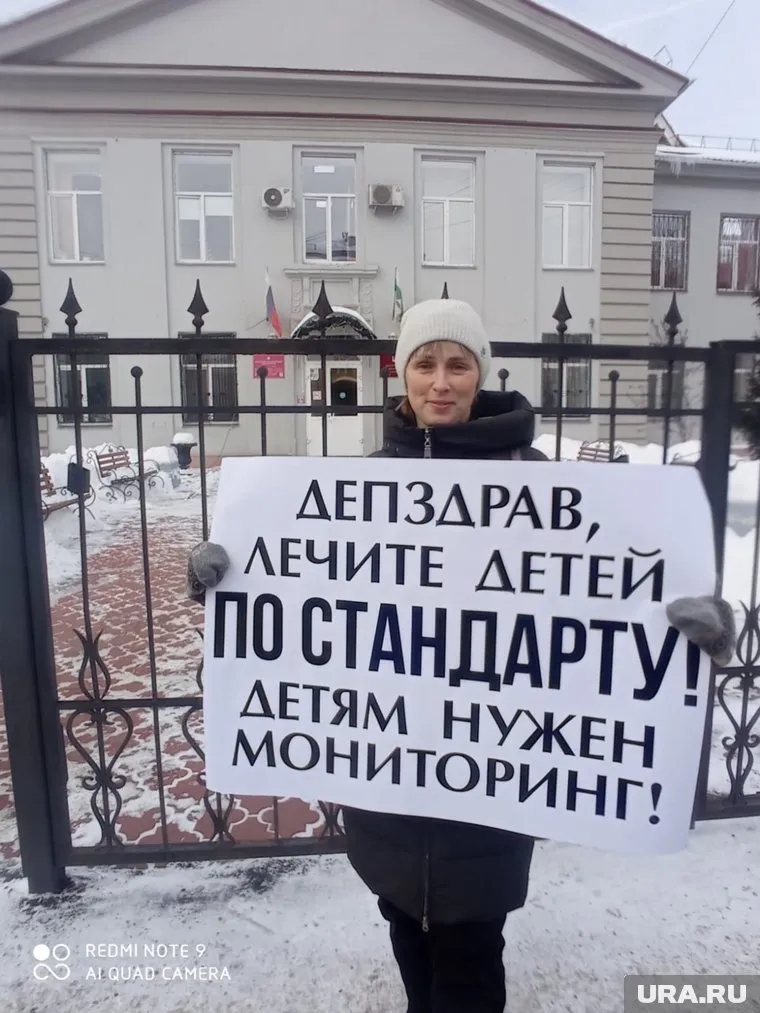 Женщина воспитывает больного диабетом ребенка