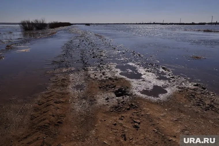 Вода полностью смыла земляную дорогу между деревнями Шагалово и Ченчерь
