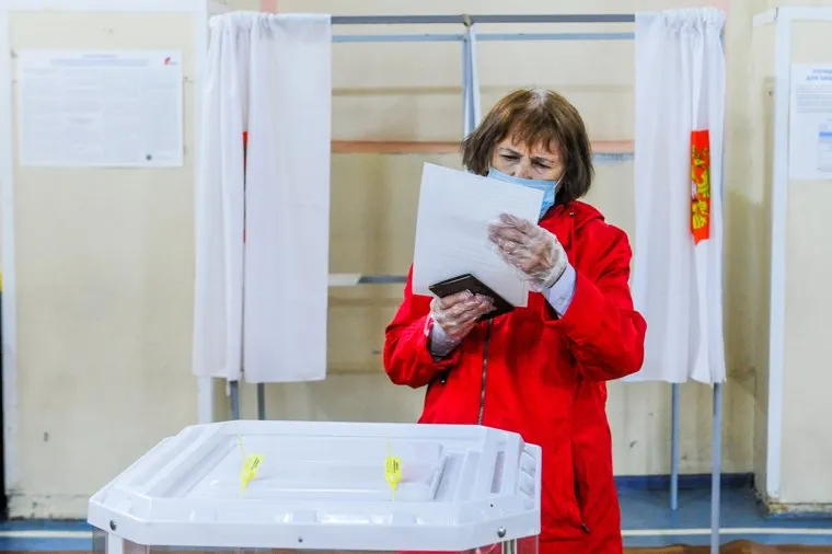 Избирательный участок по голосованию по поправкам в Конституции. Челябинск