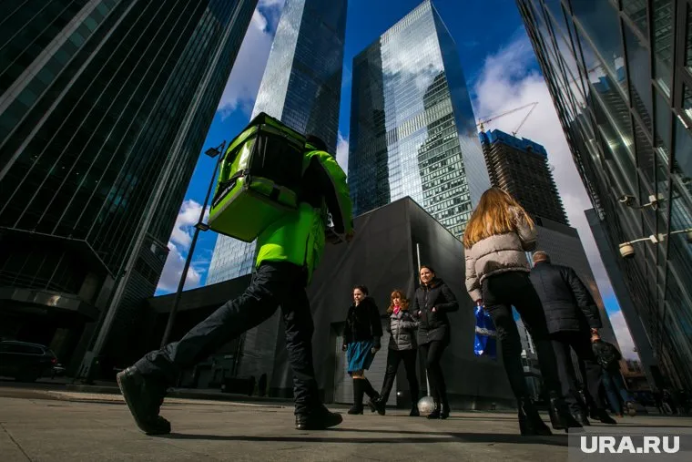 Курьеры крупных сервисов работают в режиме нон-стоп и опаздывают с доставкой заказов