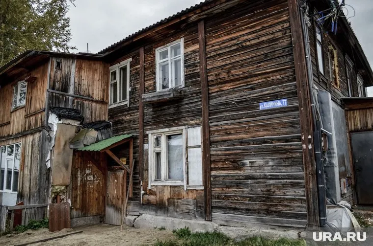 Переселять россиян из аварийного жилья в деревянное нужно в этом году, отметил президент РФ