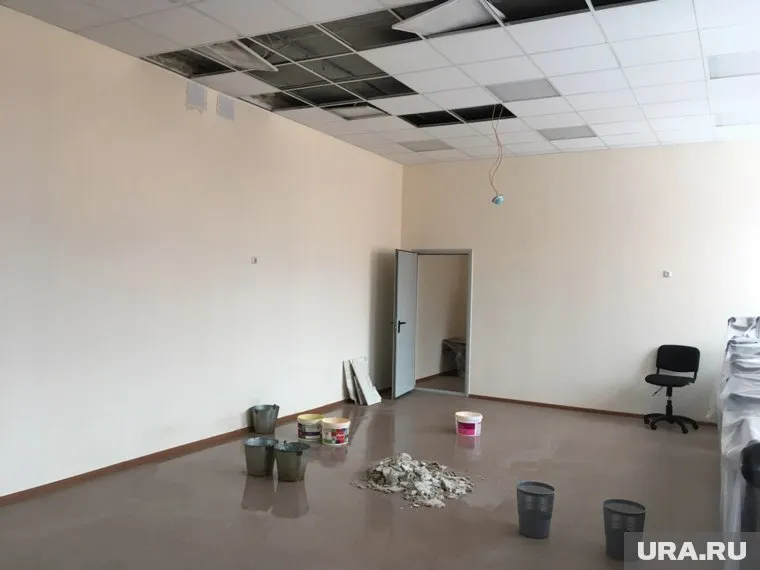 Из-за протекающей крыши в школе рушатся потолки