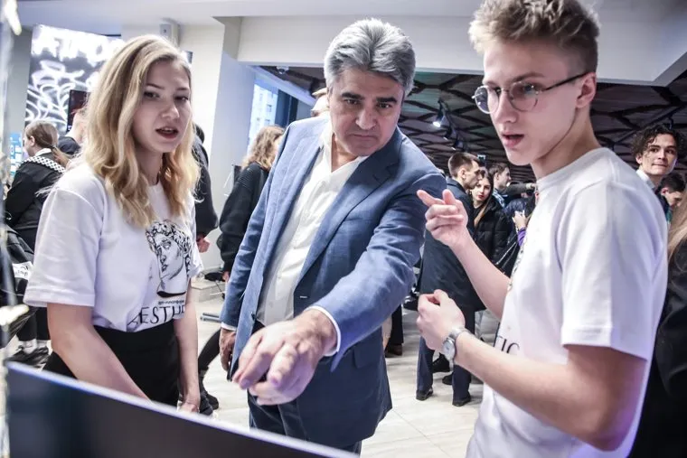 Лидер партии "Новые люди" Алексей Нечаев и министр науки и образования Валерий Фальков на этапе конкурса "Я в деле". Москва