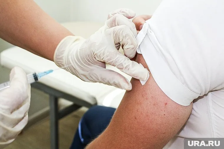 Люди получают медотвод от донорства из-за вакцинации