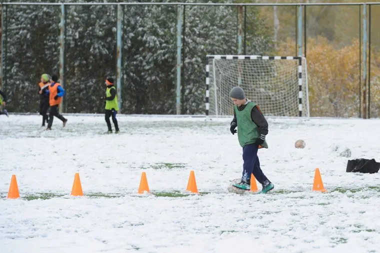 Объезд городских территорий Борисом Дубровским. Челябинск, футбольное поле, футболисты