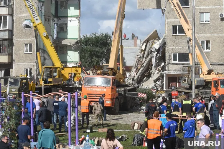Из-под завалов продолжают вытаскивать людей