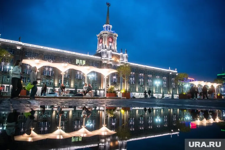 На площади закрыли парковку до сентября