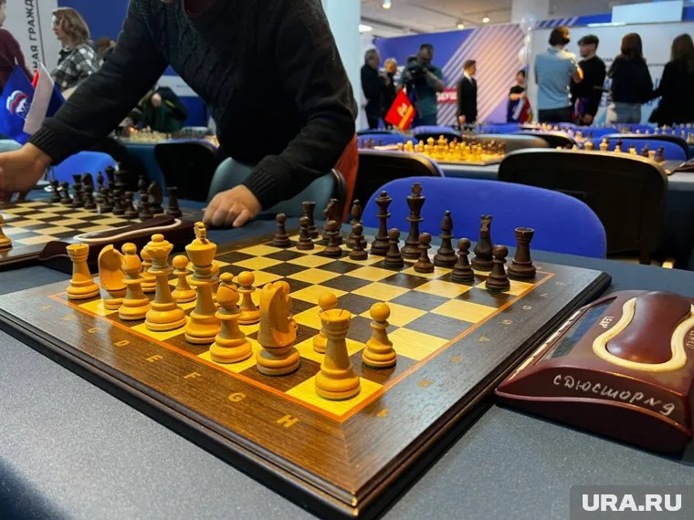 В состязании по шахматам приняли участие 10 команд