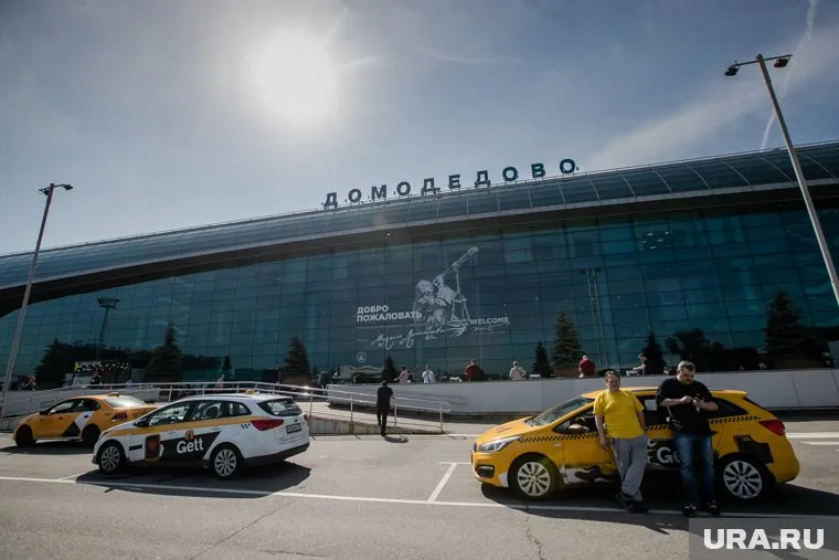 Домодедово ввело временные ограничения в работе в связи с атакой дронов ВСУ, отметили в Росавиации