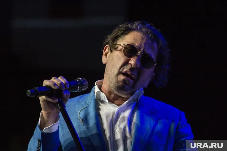 Артист подарил военнослужащим диски с песнями и раздал автографы (архивное фото)