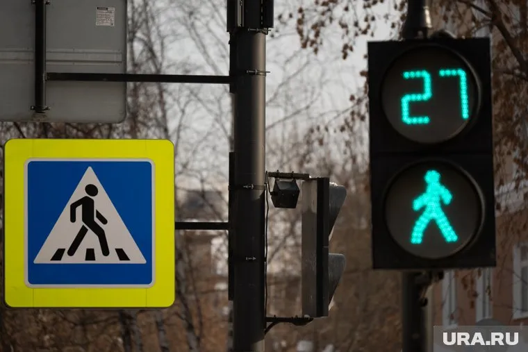 Девушка с дорожного знака, который открепился от опоры