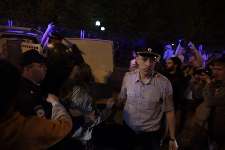 Протест против строительства храма святой Екатерины в сквере около драмтеатра. Екатеринбург