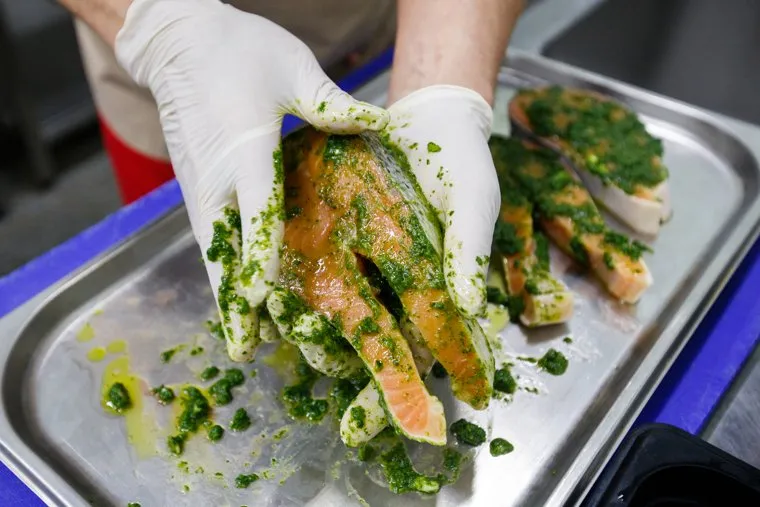 Кухня гипермаркета «Гипербола». Приготовление полуфабрикатов для гриля. Екатеринбург