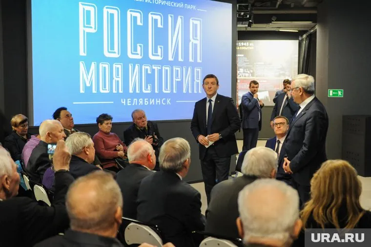 Андрей Турчак (стоит слева) не исключил участия Алексея Текслера (сидит справа) в выборах в ЗСО